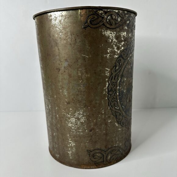 Vtg Metal Trash Can Ye Old Inn Scene Waste Bin Rustic Primitive Patina Tavern - Picture 4 of 16